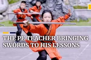 Video: Giáo viên thể dục Trung Quốc đưa kiếm vào giảng dạy