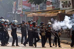 Cảnh sát chống bạo động Myanmar.