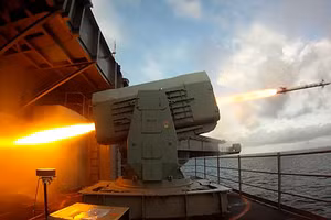 Hải quân Mỹ phóng tên lửa (RAM) ở Đại Tây Dương.