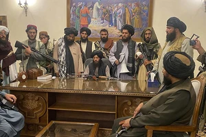 Các tay súng Taliban giành quyền kiểm soát dinh Tổng thống Afghanistan sau khi Tổng thống Afghanistan Ashraf Ghani bỏ trốn khỏi đất nước.