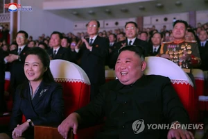 Ông Kim Jong-un và phu nhân đi xem biểu diễn.