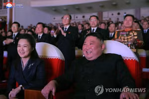 Ông Kim Jong-un và phu nhân đi xem biểu diễn.