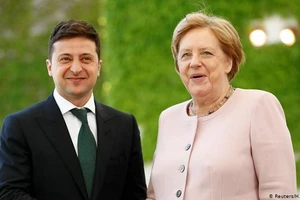 Thủ tướng Đức Angela Merkel và Tổng thống Zelensky (trái).