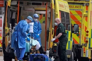 Thiếu giường bệnh, bệnh nhân Covid-19 phải điều trị trong xe cứu thương.