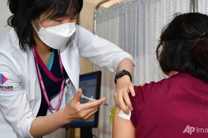 Hàn Quốc tiêm chủng vaccine phòng Covid-19.