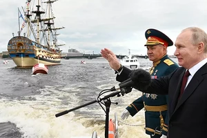 Tổng thống Nga Putin và Bộ trưởng Quốc phòng Shoigu.