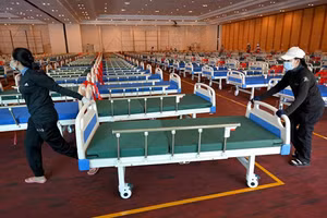 Campuchia lắp giường bệnh ở nơi thường tổ chức tiệc cưới để điều trị bệnh nhân Covid-19.