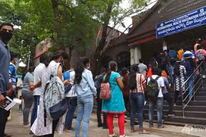 Sinh viên Ấn Độ xếp hàng tiêm vắc xin Covid-19.