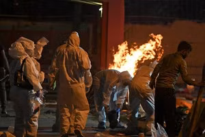 Người Ấn Độ hỏa táng cho nạn nhân Covid-19.