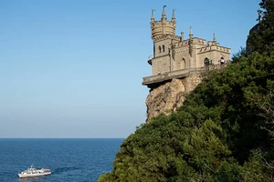 Một con tàu đi trên Biển Đen, ngoài Crimea.