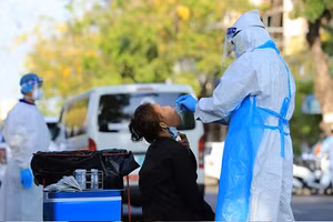 Campuchia xét nghiệm Covid-19. Hôm 16/4, nước này thông báo có 262 ca mắc mới và 2 ca tử vong liên quan đến đại dịch.