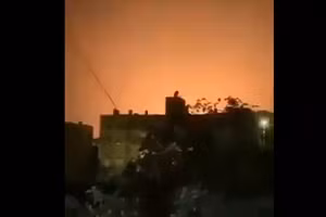 Hình ảnh sau một vụ nổ trên bầu trời thủ đô Damascus của Syria sau một vụ không kích được cho là của Israel.