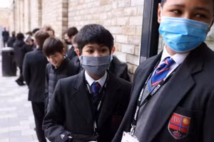 HS Anh quay lại trường học.