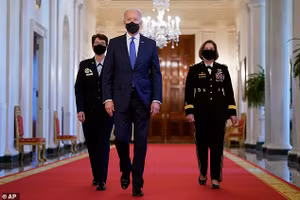 Joe Biden đi cùng Tướng Không quân Hoa Kỳ Jacqueline Van Ovost (trái) và Trung tướng Lục quân Hoa Kỳ Laura Richardson.