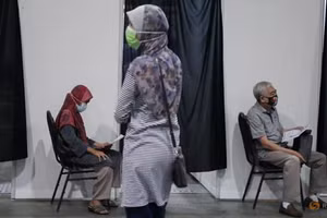 Xếp hàng chờ tiêm vắc xin tại Malaysia.