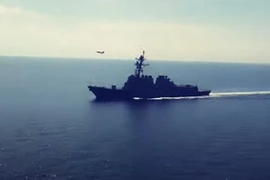 Chiến cơ Su-24M của Nga bay trước tàu chiến Anh.