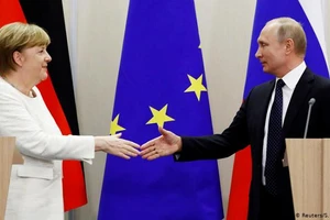 Tổng thống Nga Vladimir Putin và Thủ tướng Đức Angela Merkel (trái).