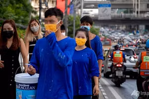 Nhân viên văn phòng và công nhân xây dựng đeo khẩu trang ở Thái Lan.
