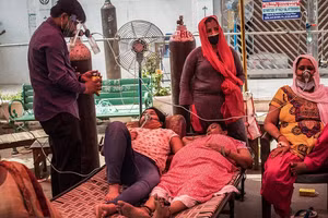 Bệnh nhân thiếu giường bệnh ở Ấn Độ.