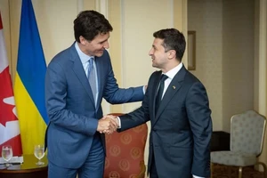 Thủ tướng Canada Justin Trudeau và Tổng thống Ukraine Vladimir Zelensky (phải).