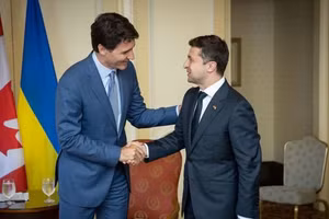 Thủ tướng Canada Justin Trudeau và Tổng thống Ukraine Vladimir Zelensky (phải).