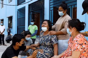 Một gia đình đang chờ đợi để được nhận thi thể của người thân trong cuộc biểu tình tại bệnh viện Thingangyun ở Yangon.