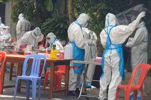 Nhân viên y tế chống dịch Campuchia.