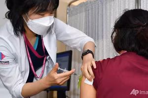 Hàn Quốc tiêm chủng vaccine phòng Covid-19.