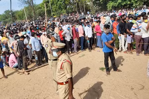 Nhiều người chen chúc để nhận "thuốc thần".