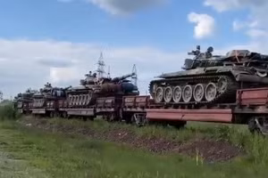 Xe tăng và pháo Ukraine đang được chuyển ồ ạt tới gần Crimea?