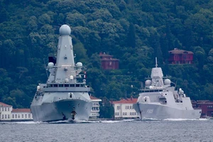 Tàu khu trục Type 45 HMS Defender của Hải quân Hoàng gia Anh, theo sau là khinh hạm HNLMS Evertsen của Hải quân Hoàng gia Hà Lan, ra khơi ở eo biển Bosphorus, trên đường đến Biển Đen, ở Istanbul, Thổ Nhĩ Kỳ, ngày 14/6/2021.