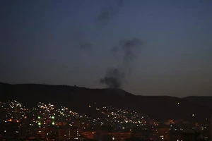 Khói bốc lên sau một cuộc không kích vào Damascus, Syria.