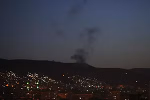 Khói bốc lên sau một cuộc không kích vào Damascus, Syria.