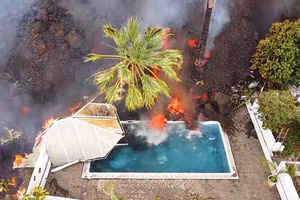 Hình ảnh nham thạch tràn xuống bể bơi.