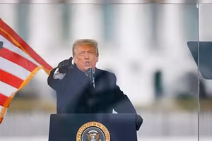 Ông Trump nói với người ủng hộ bên ngoài Nhà trắng.