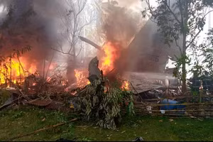 Hiện trường vụ máy bay quân sự chở 92 người rơi ở Philippines