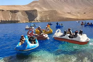 Taliban đạp thuyền thiên nga trong công viên.