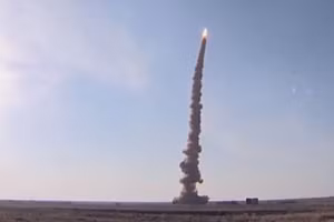 Hệ thống phòng thủ tên lửa S-500 của Nga trong một lần thử nghiệm.