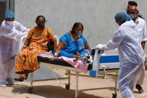 Tình trạng thiếu giường bệnh ở Ấn Độ trong mùa dịch Covid-19.