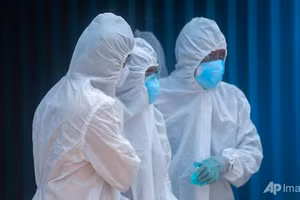 Thân nhân của một người chết vì COVID-19 than khóc bên ngoài bệnh viện dã chiến ở Mumbai, Ấn Độ, 