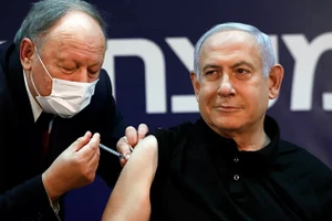 Thủ tướng Israel Netanyahu được tiêm vaccine Covid-19.