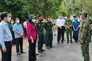 Thiếu tá Phạm Ngọc Thụ, Chốt trưởng chốt phòng chống dịch số 50 ở Hà Tiên báo cáo tình hình thực hiện nhiệm vụ với Phó Chủ tịch nước và đoàn công tác.