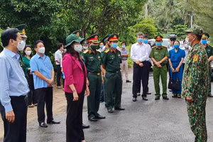 Thiếu tá Phạm Ngọc Thụ, Chốt trưởng chốt phòng chống dịch số 50 ở Hà Tiên báo cáo tình hình thực hiện nhiệm vụ với Phó Chủ tịch nước và đoàn công tác.