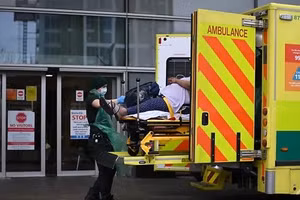Bệnh nhân đang được đưa vào bệnh viện ở Anh.
