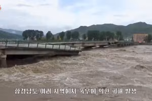 Cây cầu bị gãy do lũ lụt ở Triều Tiên.