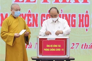 Chủ tịch nước Nguyễn Xuân Phúc quyên góp ủng hộ phòng, chống dịch COVID- 19. Ảnh: Thống Nhất/TTXVN.
