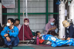 Người dân Indonesia vật vờ khi hệ thống y tế quá tải.