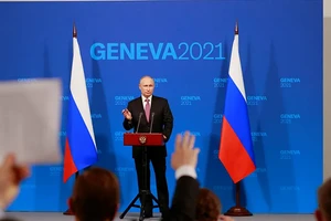 Tổng thống Nga Vladimir Putin họp báo tại thượng đỉnh Nga Mỹ ở Geneva.