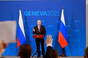 Tổng thống Nga Vladimir Putin họp báo tại thượng đỉnh Nga Mỹ ở Geneva.