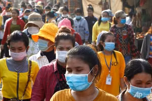 Người dân Campuchia đeo khẩu trang phòng Covid-19.